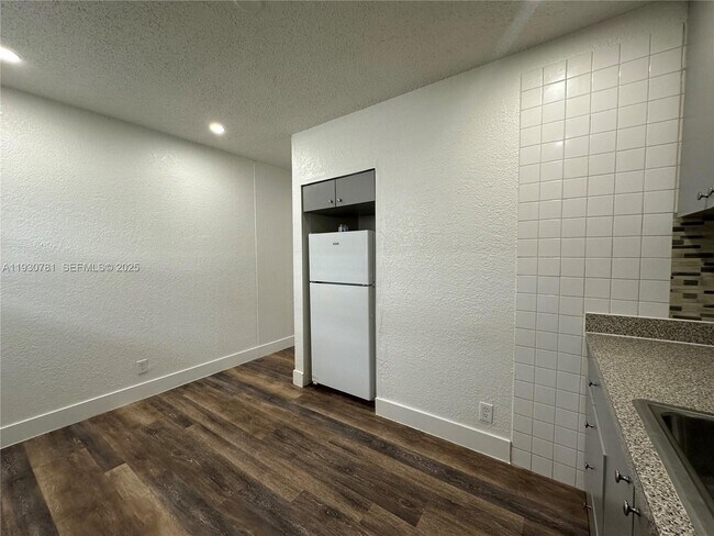 Building Photo - 112 NW 2nd Ave