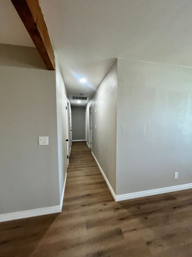 Building Photo - 840 S F St