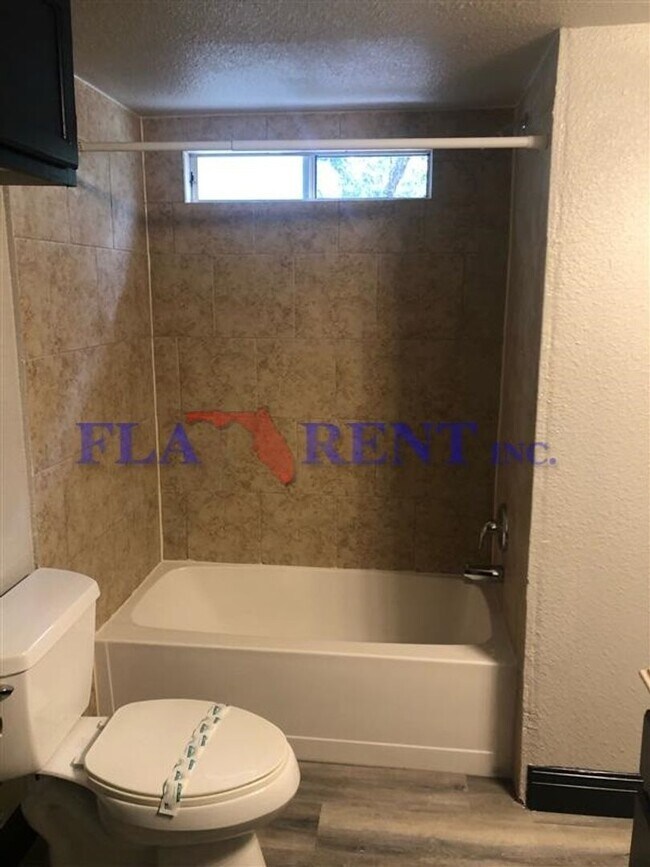 Building Photo - **3/1 Mobile home in Christmas/SR 50**