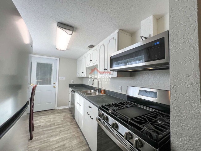 Building Photo - 2265 Klinger St