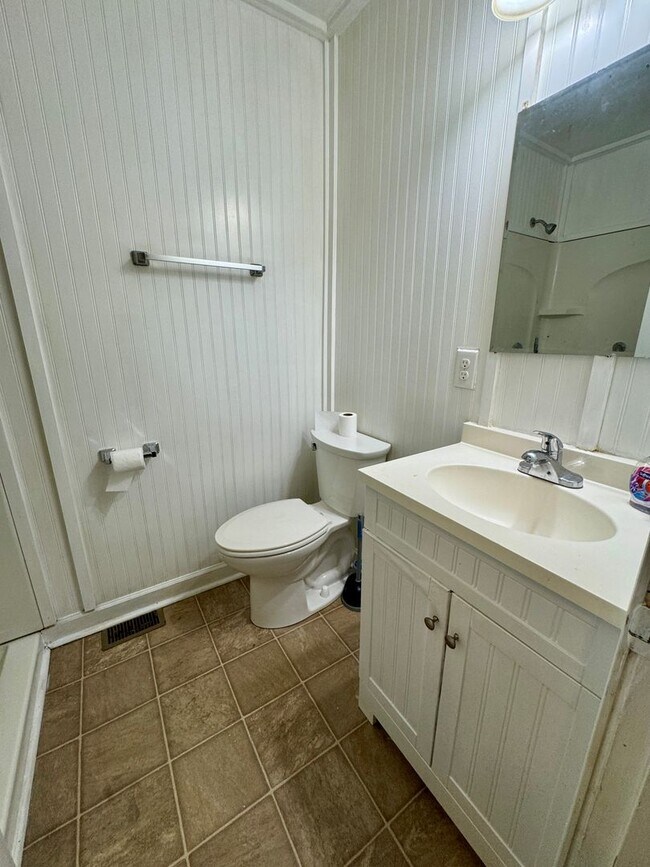 Building Photo - Price just reduced & Move-in ready!