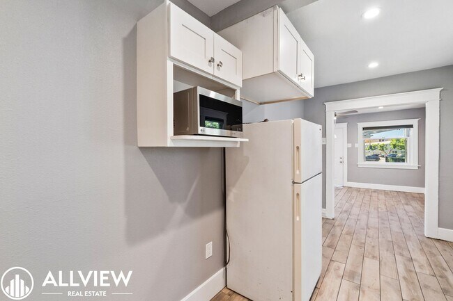 Building Photo - 307 W 7th St