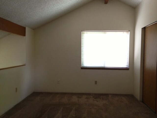 Building Photo - Loft Style Condo in Well-Maintained Commun...