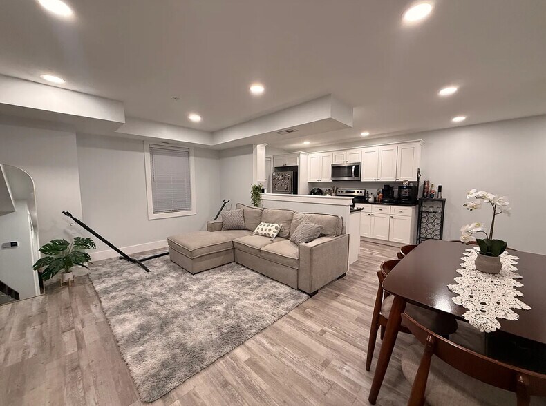 Building Photo - 143 Chelmsford St