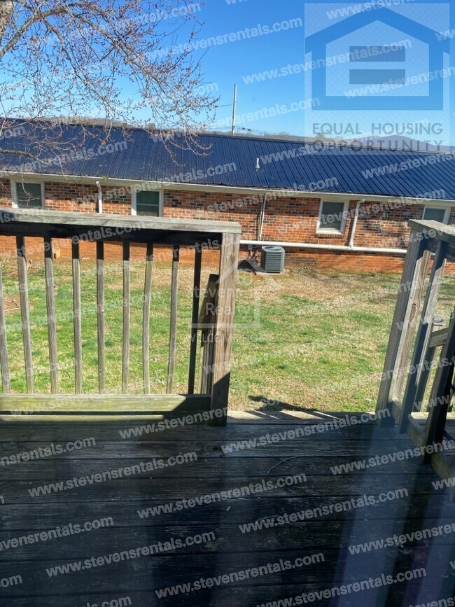 Building Photo - 500 Skyline Dr