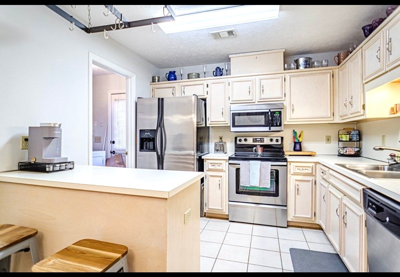 Building Photo - 5240 Spinnaker Ct