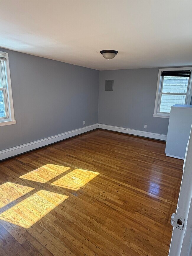 Building Photo - 170 Custer Ave