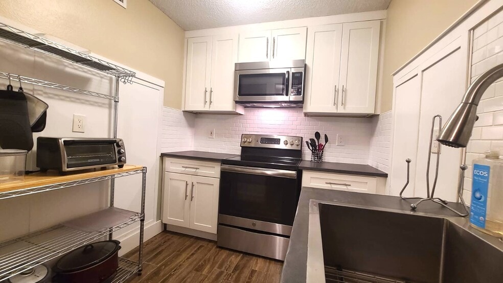 Building Photo - 6519 W Newberry Rd