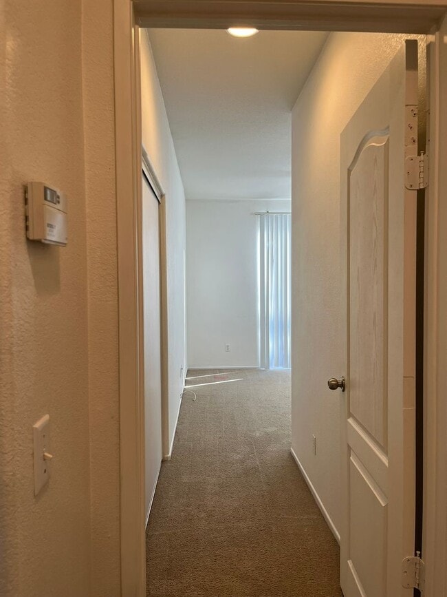 Building Photo - 3 bedroom- 2 bath Home in Victorville!