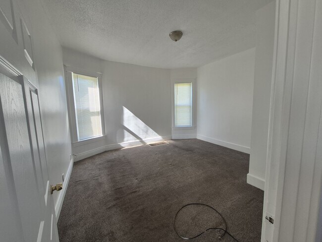 Building Photo - 635 S 39th St