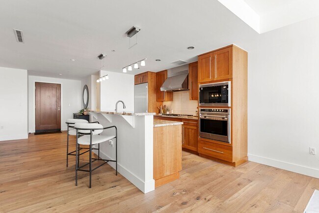 Building Photo - Gorgeous 2 bed, 3 bath Condo w/ 2 Car Gara...