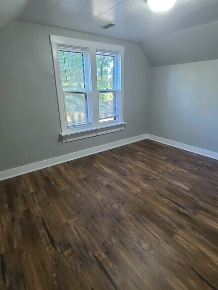 Building Photo - 3981 S Pine Ave