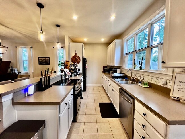 Building Photo - Gorgeous Home in the heart of Bayview Beach