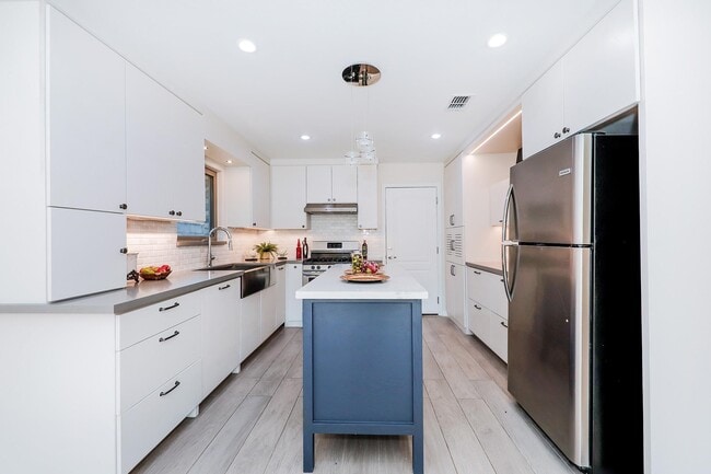 Building Photo - 503 Pine Sisken St