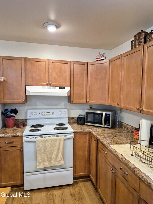 Building Photo - 524 Maple Ave