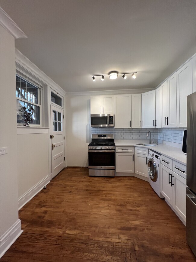 Building Photo - 531 W Addison St