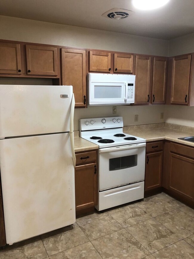 Building Photo - Great 2 BR 1 BA w/ Stack Washer/Dryer