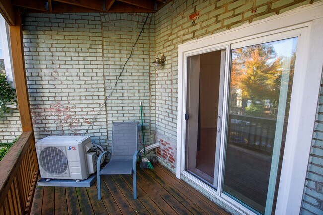 Building Photo - Charming Hill East One Bedroom