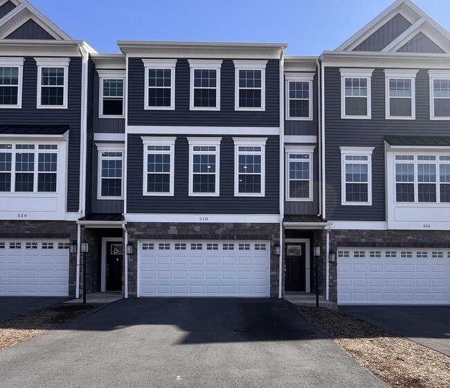 Primary Photo - Move- In Ready 3 Bedroom Townhome!
