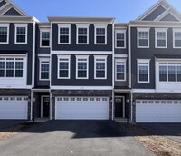 Building Photo - Move- In Ready 3 Bedroom Townhome!