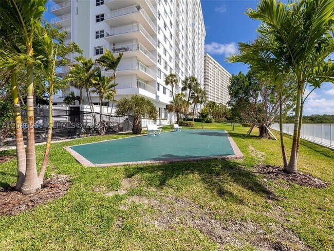 Building Photo - 500 Bayview Dr