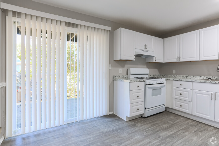 2BR, 1BA - 850SF - Kitchen - Wyndham Hill Apartments