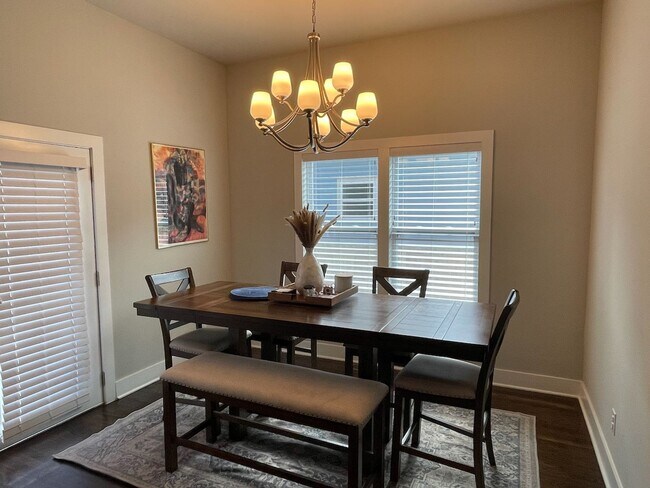 Building Photo - Convenient Living in West End