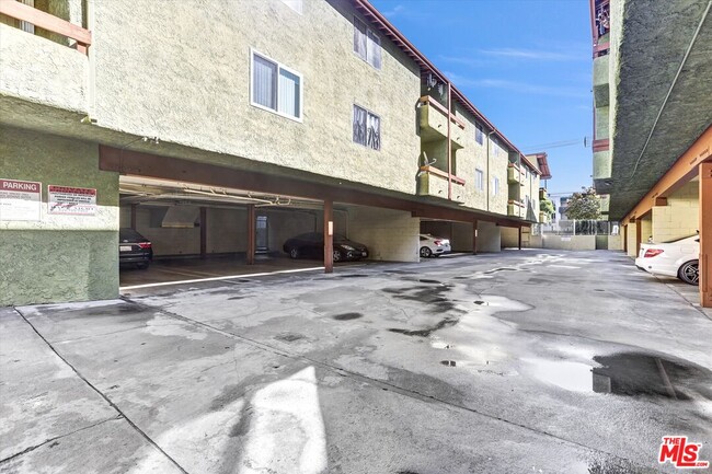 Building Photo - 6155 Reseda Blvd