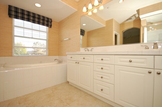 Building Photo - Amazing Location Home in Carlsbad with Lag...