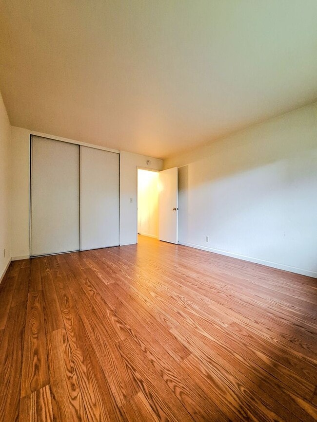 Building Photo - Charming 2bd Duplex With Private Yard & Garage