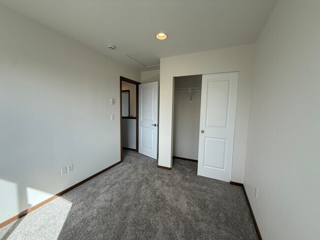 Building Photo - 3Bd/2.5Ba Everett Condo