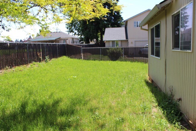 Building Photo - 4 bedroom, 2.5 bath home in quiet Scappoose neighborhood