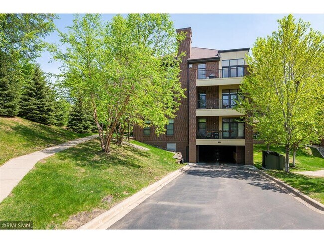 Building Photo - 851 River Mews Ct