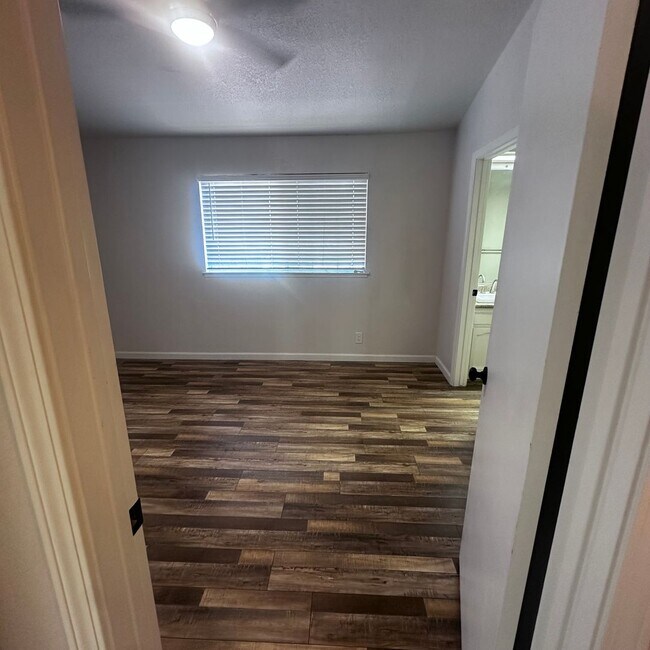 Building Photo - Must See!! Gorgeous 2 Bedroom, 2 Bathroom ...