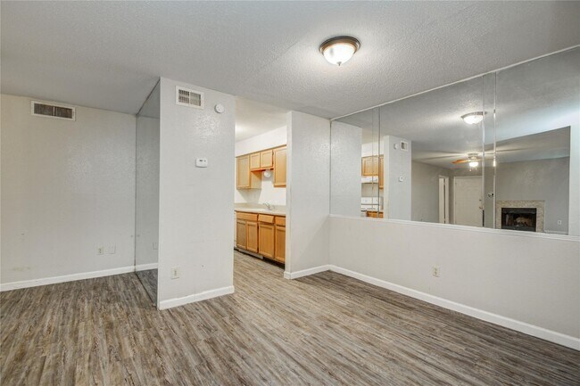 Building Photo - 9797 Leawood Blvd