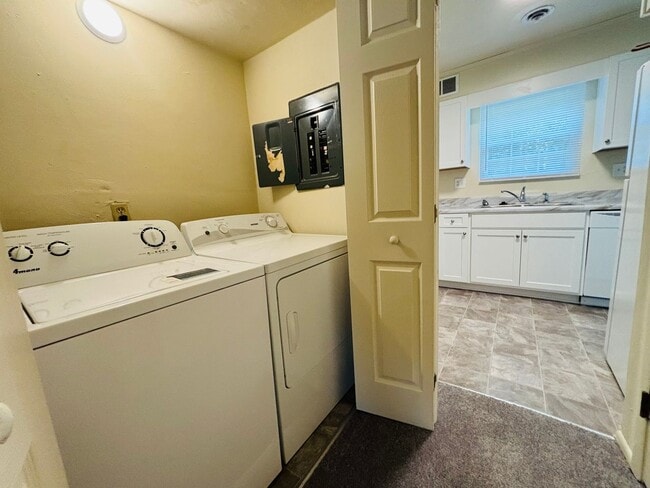 Building Photo - 2 Bedroom, 1.5 Bath Townhouse