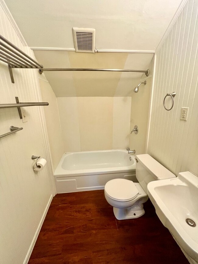 Building Photo - Inglewood 1 Bedroom Upstairs Apartment $10...