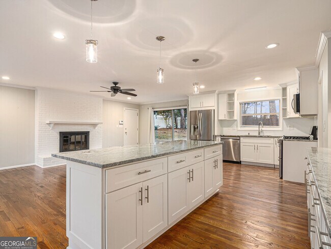 Building Photo - 3590 Cloudland Dr