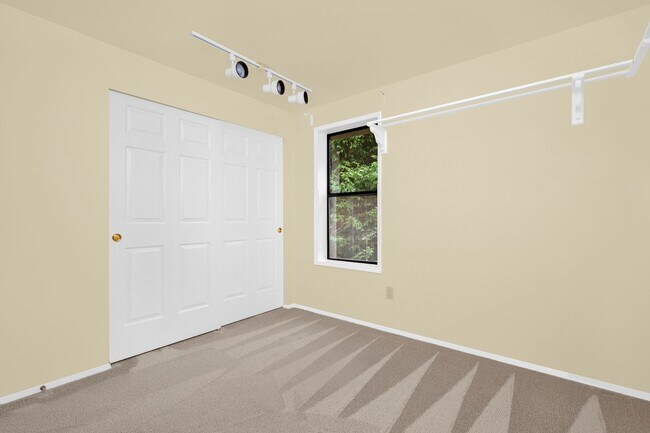 Building Photo - Open 3 Bedroom in Nice Neighborhood Close to Everything