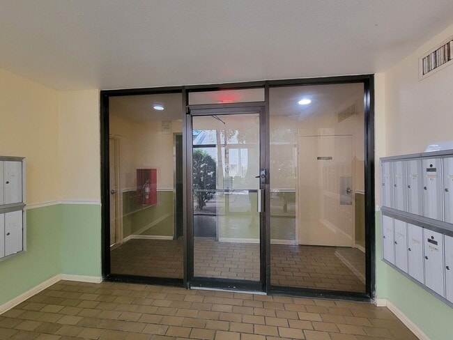 Building Photo - Two Bedroom Condo Near Med Center!