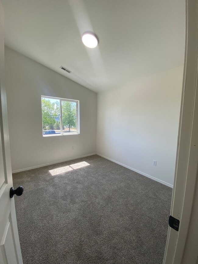 Building Photo - Large 3 bedroom, 2.5 bath duplex-just upda...