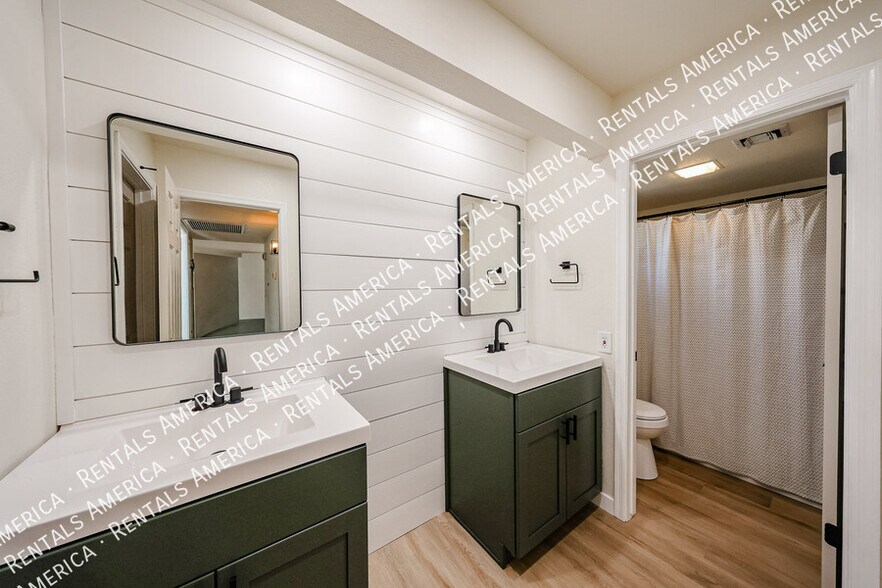 Building Photo - 9151 W Greenway Rd