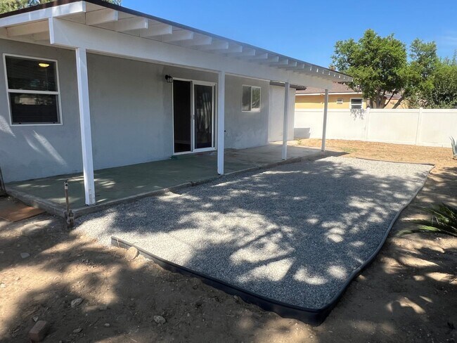Building Photo - Fully Renovated 2 Bed 1 Bath Home