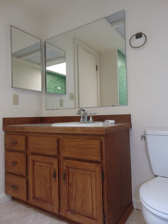 Building Photo - Great 4BR 2.5BA Split Entry Home in Quiet Forest Park Neighborhood