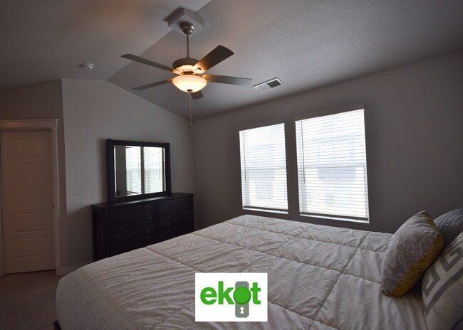 Building Photo - Spacious Townhome Near Shopping! 3 BD 2.5 BTH