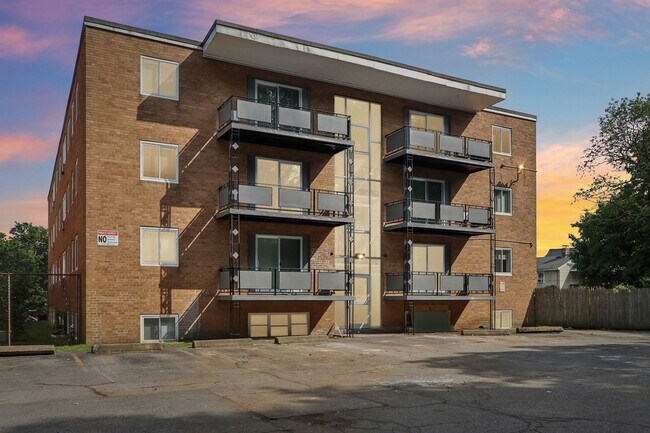 Building Photo - 1045 River St