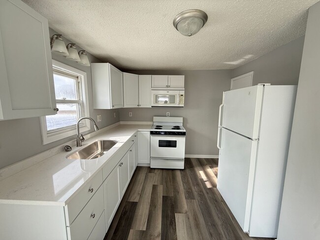 Building Photo - 2026 Renovation – Clean, Updated 2-Bedroom Near Shopping & Highways