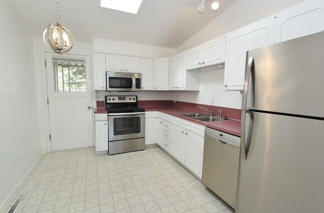 Building Photo - Clean Townhouse Centrally Located on the B...