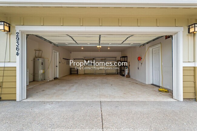Building Photo - Vibrant Four-Bedroom Country Retreat with ...