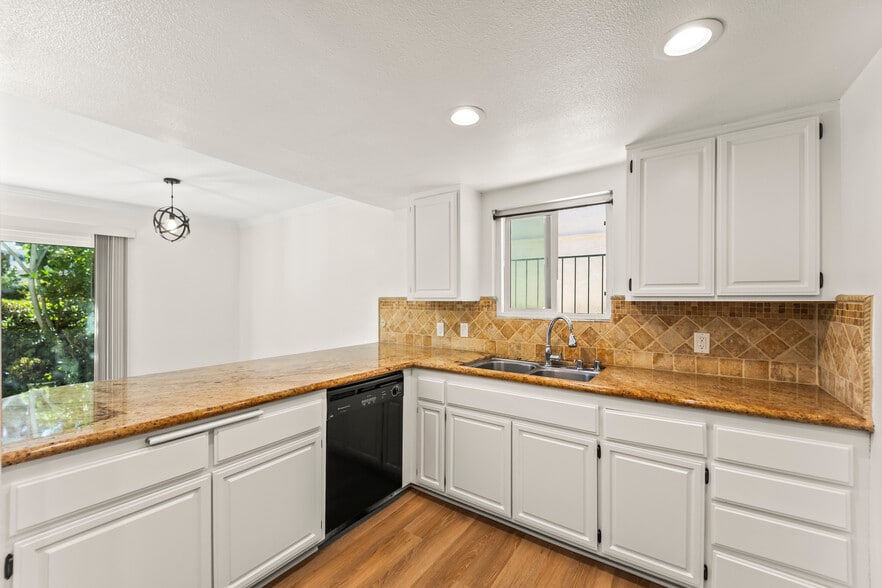 Kitchen 2 - 1214 S Alma St